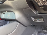 ビルトインタイプの【ETC】で見た目もスッキリ。高速道路の利用にとても便利です。スマートフォンなどの充電に便利なUSBジャック。運転席からも助手席からも使いやすいです。