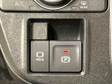 指先だけで簡単に操作が可能な電動パーキングブレーキを採用。「HOLD」スイッチを押すと、渋滞や信号待ちなどでブレーキペダルから足を離しても、ブレーキを保持するので安心です