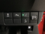 ハンドルの右側にはヘッドライトレベライザーとHondaセンシング用のメインスイッチがついています。ヘッドライトレベライザーは道路状況や積荷の加重に応じてライトの高さを調節できます。