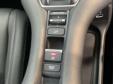 電子パーキングに加えてブレーキホールドシステムを装備しておりますので、信号待ちや踏み切り待ちでもブレーキを踏まずに停止できます!発進する際はアクセルを踏むだけですので渋滞時などはかなり楽ですね!