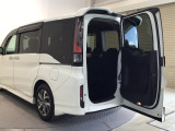 【わくわくゲート】タテはもちろんヨコにも開き、ちょっとした荷物を積む時にもとても便利♪人やペットの乗り降りもスムーズにできます♪