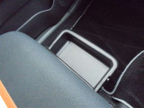 ☆助手席シート下にも収納スペースがあります♪
