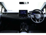 室内はディスプレイオーディオを起点としてエアコン、センターコンソール、アームレストに連なる様なデザインとした上に、各操作スイッチ等も使いやすい位置に配置され安定した運転が出来る仕様に構成されています。