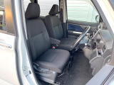 運転席まわりには十分なスペースがあり、大柄な方でもゆったり運転していただける環境です。