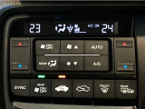 オートエアコンは左右席で独立温度コントロールが可能です。運転席はキンキンに冷やして助手席はマイルドにと言った設定が可能です☆暑さ寒さでケンカすることもなくなりますね♪