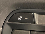 【ステアリングヒーター】冬場に冷たくなりやすい革巻きステアリングを、スイッチ一つで素早く適温に!エアコンよりも早く温まってくれるので、寒い日の運転も快適になりますね♪