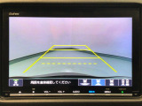 【バックカメラ】運転が苦手な方も車庫入れラクラクです!ギアをリバースに入れれば自動的に切り換わりますので、面倒な操作は不要です♪狭い駐車場もお車を傷つけず安心ですね!