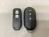 スマートキーを装備しています。鍵を差し込むことなくドアロックの開け閉めと、スタートボタン操作でのエンジンスタートができます。加えて、純正リモコンエンジンスターター用の操作キーもついています。