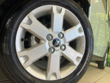 【純正15インチアルミホイール】外観にマッチした純正アルミホイールを装着しております。各種社外アルミホイールや、スタッドレスタイヤも取扱いしております。是非ご相談ください♪
