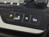 【ギアセレクターボタン】このクルマはギアチェンジもチェンジレバーではなくボタンで行います。コントロールパネルもフラットでスッキリとしており、非常に洗練された印象を受けますね。