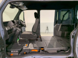 運転席以外の座席がフルフラットに倒れます!スペースを有効利用できるので非常に沢山の荷物が乗ります!なんと、バイクだって乗せることもできちゃうんです!