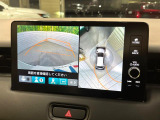 【マルチビューカメラシステム】専用のカメラにより、上から見下ろしたような視点で360度クルマの周囲を確認することができます☆死角部分も確認しやすく、狭い場所での切り返しや駐車もスムーズに行えます。