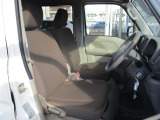 フロントベンチシートだから運転席足元もゆったり、広々快適です♪助手席へのウォークスルーも楽々可能!