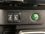 リアドアは乗り降りに便利な両側電動スライドドアです。また運転席に座っていながらスイッチ操作で自在にスライドドアを開け閉めできます。燃費に役立つECONボタンもここです。