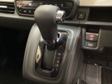 CVT車のセレクトレバーです。低速から高速まで、変速ショックのないスムーズな走りと、エンジン効率のよい領域を維持して燃費にも貢献します。サイドブレーキはスイッチ操作の電子制御パーキングブレーキです。