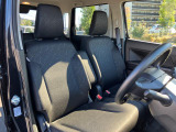 【フロントシート】高めのヒップポイントで見晴らしが良く、運転もしやすいですよ◎運転席アームレストがついているので長距離運転時の疲労軽減になりますよ◎