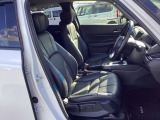運転席は、大きな座面と包み込むような背もたれがドライバーの身体全体をしっかり支えます。上質なシート素材と座り心地のよいクッションを採用し、長時間の運転やコーナーの多い道も快適です。