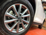 【純正アルミホイール】外観にマッチした純正アルミホイールを装着しております。各種社外アルミホイールや、スタッドレスタイヤも取扱いしております。是非ご相談ください♪