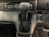 CVT車のセレクトレバーです。低速から高速まで、変速ショックのないスムーズな走りを実現するとともに、エンジン効率のよい領域を維持することで燃費にも貢献します。