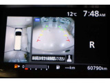 パノラミックビューモニター付きです。車両を上から見たような映像をディスプレイ画面上に表示。運転席からの目視だけでは見にくい、車両周辺の状況をリアルタイムでしっかり確認できます。