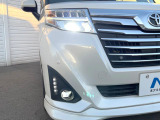 【LEDヘッドライト】悪天候や夜間走行時も良好な視界を確保し安心して運転できる高輝度LEDヘッドライトを装備!点灯速度が早く、消費電力も抑えられています。