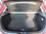 大型のスーツケースや、一般的なベビーカーが積み込める実用的な広さを備えたラゲッジルームです。後部座席を倒せばたくさんの荷物を積めるフラットなラゲッジスペースになります。