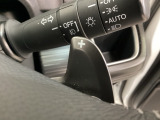ステアリングの裏側、左右にパドルシフトがついています。右が+、左が-の操作でシフトチェンジを行い、エンジンブレーキなどのマニュアル操作ができます。