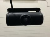 後方にもドライブレコーダーのカメラが付いています。前後両方でお車の周りを監視・記録いたします。