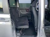 セカンドシートです!!ベンチシートになってますので、お二人の乗車ですとゆったり座って頂けますよ!!