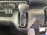 自然に手が届き、操作性の良いインパネシフトに、パーキングブレーキは、フットブレーキタイプなので、運転席と助手席の間はすっきりしています。
