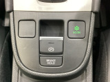 セレクトレバーの下に電子制御パーキングブレーキがあります。スイッチひとつで、停車した地点の傾斜などをシステムが検知・判断してブレーキ力を自動的に最適制御し、しっかり停車できるパーキングシステムです。