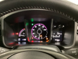 スピードメーターとタコメーターを大きく配した見やすいメーター部になっています。右側のインフォメーション画面でオドメーターや燃費などの情報を確認できます。