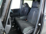 運転席と助手席は足元が繋がっているので自由に行き来しやすいので駐車場が狭いときでも助手席側からスムーズに乗り降りできて便利!