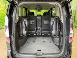 普段のお買い物や通勤、送迎等に十分な荷室スペースを確保しております。サードシートを倒すと、大きな荷物の積載も可能です♪