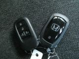 ◆スマートキー◆カギをバッグやポケットに入れたままでもドアロックの開閉ができる『スマートキー』付き!雨天や暗くなってもカギを取り出す必要がなくドアの開錠&エンジンも始動できます