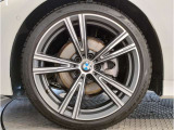 BMWの純正アロイホイールは軽量かつ強度にも優れているホイールで走行性能を引き上げる設計になっております。足元にもBMWは妥協がなくこだわっている個所になります。