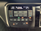 プラズマクラスター付き・オートエアコンがついてます。左右独立で温度設定のできるデュアルオートエアコンです。パネル内のシートヒータースイッチは前席の左右別々に2段階で温度設定ができます。