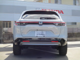 HondaのHマークはシルバーで、青色の縁取りのあるエンブレムです。車名のVEZELとe:HEVのエンブレムも付いています。