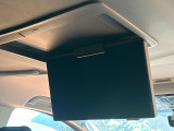 【フリップダウンモニター】大画面モニターで後席でもエンタメをお楽しみいただけます。小さなお子様にも大人気の装備です♪