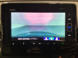 ギヤをR(バック)に入れるとナビの画面に後ろの映像が映るリアカメラ付です。後退時、コンディションが悪い視界でもカラーバックモニターがドライバーをサポートします。