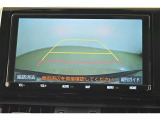 バックガイドモニター(バックモニター)付き。車両後方の映像をナビ画面に表示し、駐車などの後退操作をサポートします。