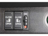 乗り降りラクラクな両側パワースライドドアが装備されてます。運転席からもリモート操作が可能です。外からはリモコンキーで開閉することができます。巻き込み防止機能もありますので安心です。