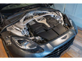 4.0L V8ツインターボエンジン(707PS/6500rpm、900N・m/2200-5000rpm)、搭載軽快かつパワフルな走りを存分にお楽しみください。