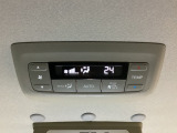 ルーフ中央にエアコン操作パネルがついていますので、2列目・3列目にお乗りの方も快適に過ごせます。