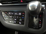 オートエアコンは左右席で独立温度コントロールが可能です。運転席はキンキンに冷やして助手席はマイルドにと言った設定が可能です☆暑さ寒さでケンカすることもなくなりますね♪
