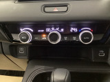 オートエアコンで、毎日のドライブを快適に。温度、風量を自動で調整し、理想的な車内環境を提供します。スマートフォンなどの充電に便利なUSBジャック。運転席からも助手席からも使いやすいです。
