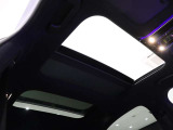 【サンルーフ】閉塞的な空間になりがちな車内の中で、開放感を与えてくれるサンルーフは大人気の装備です!