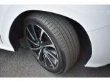 純正18インチアルミホイル/タイヤサイズは225/45R18です