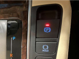 電子制御パーキングブレーキ、ブレーキホールド搭載!パーキングブレーキは手動で解除スムーズな発進が可能。ブレーキホールドは停車中に、ブレーキペダルを踏み続けなくても、自動的にブレーキを保持する機能です。