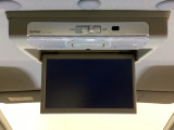 天井にリア席モニターが付いています。ナビゲーションで再生しているDVD等の映像を、後部座席の方にご覧いただくことができます。お子様にも大人気です。